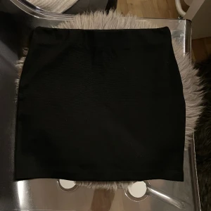 Svart minikjol  - Svart kjol som sitter tajt runt kroppen, går att bestämma längd själv👌🏻storlek xs, från Cubus 