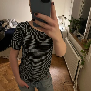 Supersöt randig t-shirt - En jättefin randig t-shorts i tunnt och skönt material. Säljer pga ingen användning://