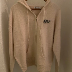 Zip hoodie - Säljer nu denna stickade zip hoodien från bvaldi. Helt slutsåldj, säljer pågrund av att den var för stor.