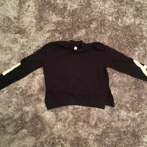 Svart tröja  - Den är från hm i storlek M🖤