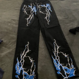 Fräna byxor - Fräna byxor med mönster, aldrig använda Storlek S Köparen står för frakt