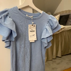 Volang topp - Fin volang-tröja från zara, NY SKICK!!  Aldrig använd & har alla lappar kvar💞