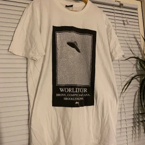 Stussy T-shirt - Sjukt snygg och cool Stussy World Tour T-shirt. Köpt i butik! Relativt ovanlig. DM vid frågor eller fler bilder! 