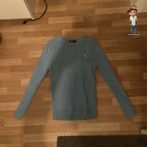 Ralph Lauren Pullover - En väldigt snygg pullover med otroligt bra skick! Storlek xxl men sitter perfekt på som L(187cm) Nypris 1800kr vårat pris 700kr. Priset är inte hugget i sten. Tveka inte över att höra av er vid frågor och funderingarnar😃