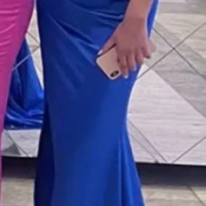 Blå långklänning  - Säljer min fina blåa långklänning, används vid ett tillfälle. Säljer den för 900kr☺️. Privat för fler bilder🥰