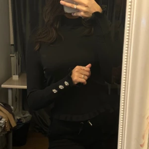 Zara tröja - Super söt fin tröja med detaljer vid ärmarna. 