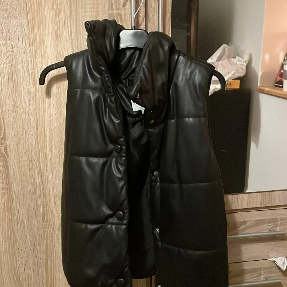 Jätte fin väst som endast är använd några fåtal gånger . Takit.