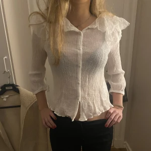 Vit blus - Säljer denna gulliga vita blus med fin spetskrage från zara då den inte kommer till användning💕väldigt bra skick utan några defekter! Den är i storlek s men passar även xs🥰🥰