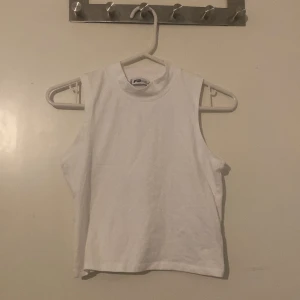 Linne med polo krage  - En croplinne med kortpolo krage köpt på new yorker och nu kommer den inte länge till nån användning