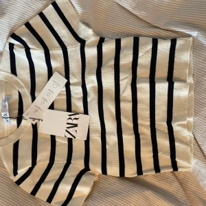 Mörkblå/vit randig t-shirt - Zara - jättefin tröja som e skön och helt ny, aldrig använd och har till och med lapparna kvar. Står att den är storlek M men är definitivt en XS. 