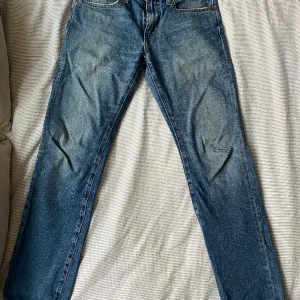 Levis jeans - Ett par jättefina Levis jeans! Den mest perfekta bortfrusna passformen jag haft och sitter superfint i midjan, dom har tyvärr blivit lite förkorta för mig (är 170), men annars jättefina!