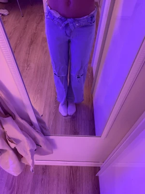 Ett par snygga håll jeans  - Säljs pågrund av inte kommer till   användning, tvättar innan ja skickar, kontakta om ni har frågor! Och jeansen har även ett slitt i jeansen💗