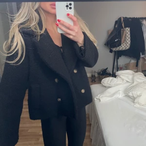 Svart jacka - En svart gosig blazer, mycket fint skick💫⭐️ storleken är one size, jag är 172 Cm lång.🥰