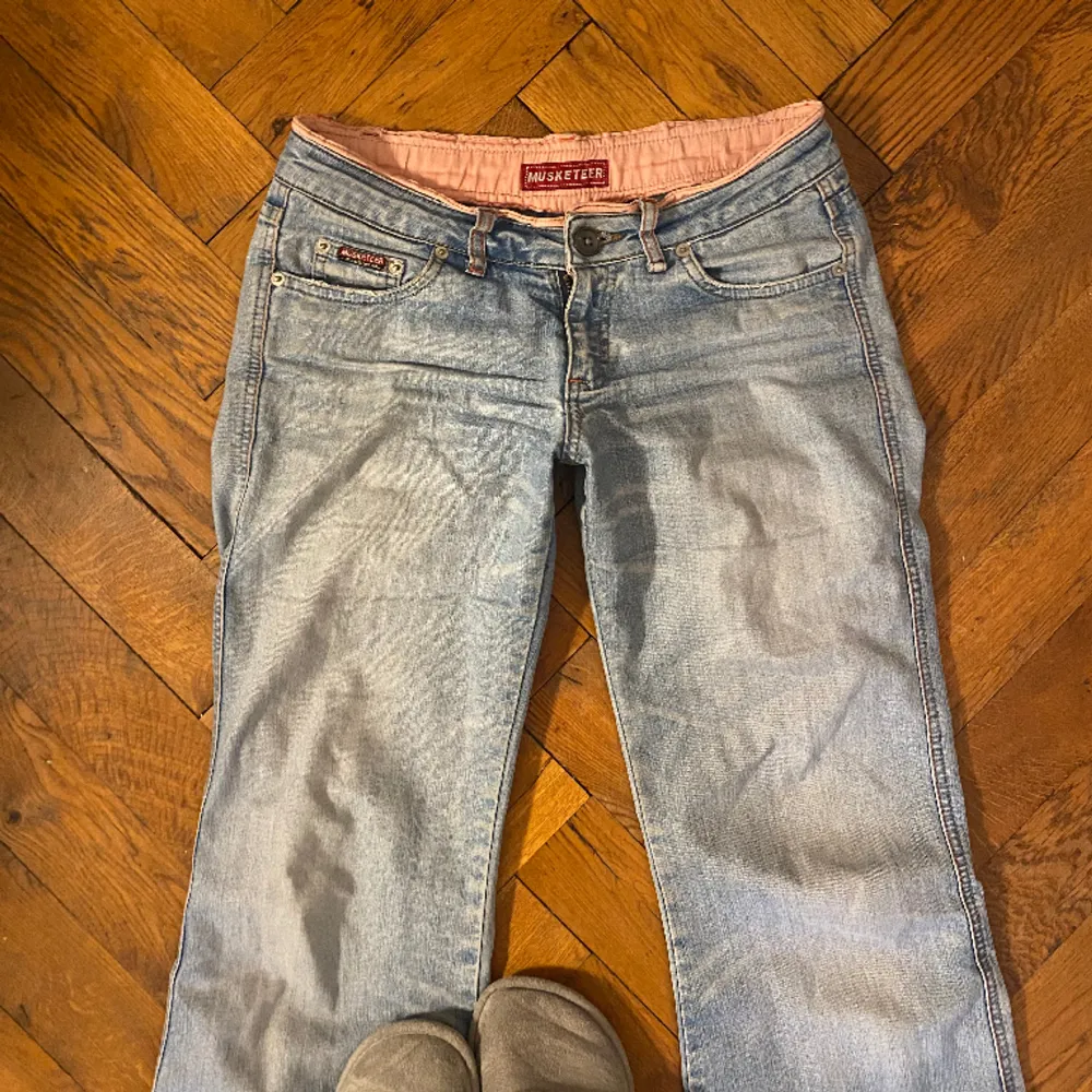 INTE SÅLDA, MEN OSÄKER OM JAG SKA SÄLJA❗️❗️❗️ lågmidjade vintage jeans i strl 36, jättefint skick💕postar/möts upp i stockholm<3. Jeans & Byxor.