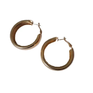 Guld hoops - Ej äkta guld. 4cm i diameter. Pris är diskuterbart vid snabb affär. funderingar skicka gärna pm. 💖
