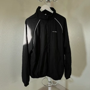 Träningsjacka - Jacka i polyester från Sisters & seekers, väldigt snygg och har en lös passform. Tryck framtill och på ryggen, har även fickor vid sidorna. Det står ingen storlek men sitter som en L, endast använd en gång 🖤