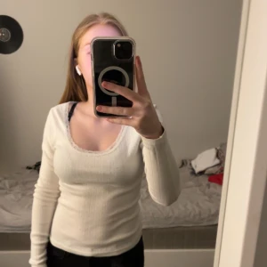 fin tröja - fin tröja från Brandy med små detaljer på 