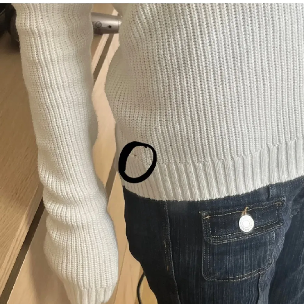 Stickad of shoulder tröja. Tryck inte på köp nu❤️ den har även en liten defekt vid sidan. Stickat.