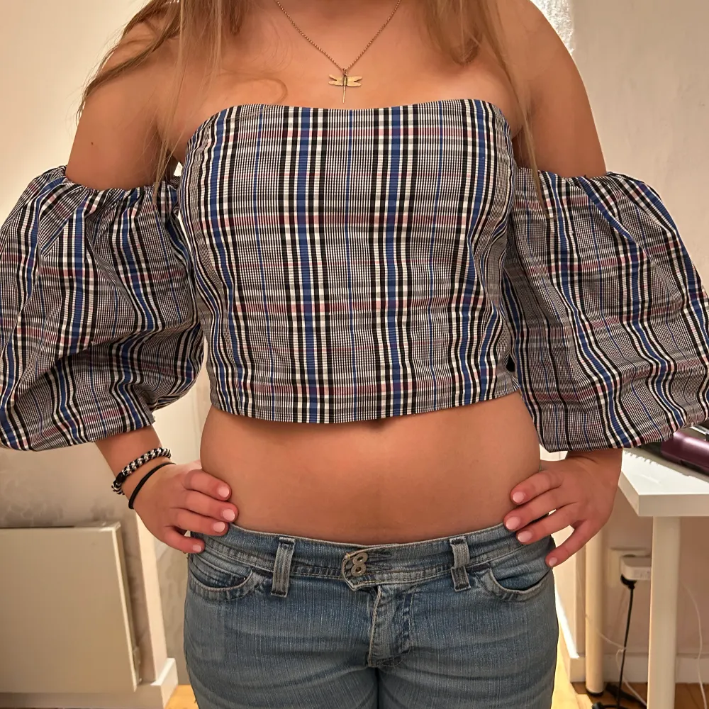 Supersnygg rutig off-shoulder topp som tyvärr inte kommer till användning längre då den är lite stor. Jättefint skick!💕 pris kan diskuteras . Toppar.