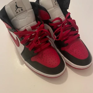 Jordan 1 storlek 41 - Säljer ett par knappt använda Jordan 1 då min son vuxit ur dem. I jättefint skick!
