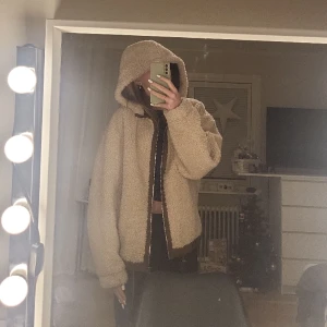 Teddy jacka - Rejäl mocca och teddy jacka från Zara. Aldrig använd endast testad. Orginalpris 900 kr.🩷