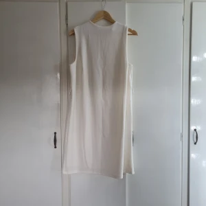 Vit klänning - Man kan sätta i eget skärp - bild 2. 