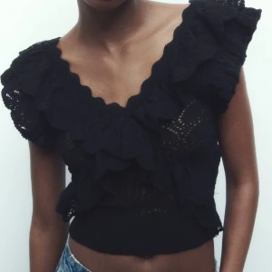 Zara topp - Intressekoll på denna topp, den kommer inte till användning och har aldrig använts!💞 nypris 330kr ish, passar även S