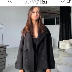 Kappa - Säljer min helt oanvända design by si kappa i svart färg. Den är i deras storlek XS/S. Nypris 757kr, säljer för 500kr. 