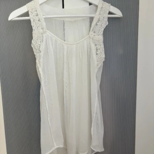 Söt topp - Säljer denna jättefina topp då den inte kommer till användning!❤️ passar mellan XS-M