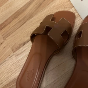 Sandaler  - Sandaler i storlek 40  Dock passar en 39