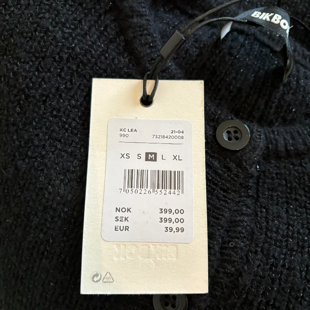 Såå fin glittrig stickad tröja från bikbok som är helt oanvänd med prislappen kvar💕 storlek M men passar mig som normalt har xs/s. Tröjor & Koftor.
