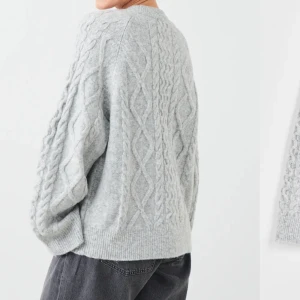 Grå kabel stickad  - Så så fin tröja som tyvärr inte kommer till användning för mig. Aldrig använd, 10/10 skick🥰 Skriv privat för fler frågor