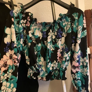 Blommig blus - Blommig blus från Gina tricot strl s