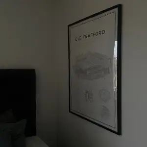 Säljer min old trafford poster då jag inte längre kollar på fotboll och vill byta ut bilden. Säljer enadst postern och inte ramen.  Frakt ingår  Mått: 100x70 Ord.pris: 700kr  