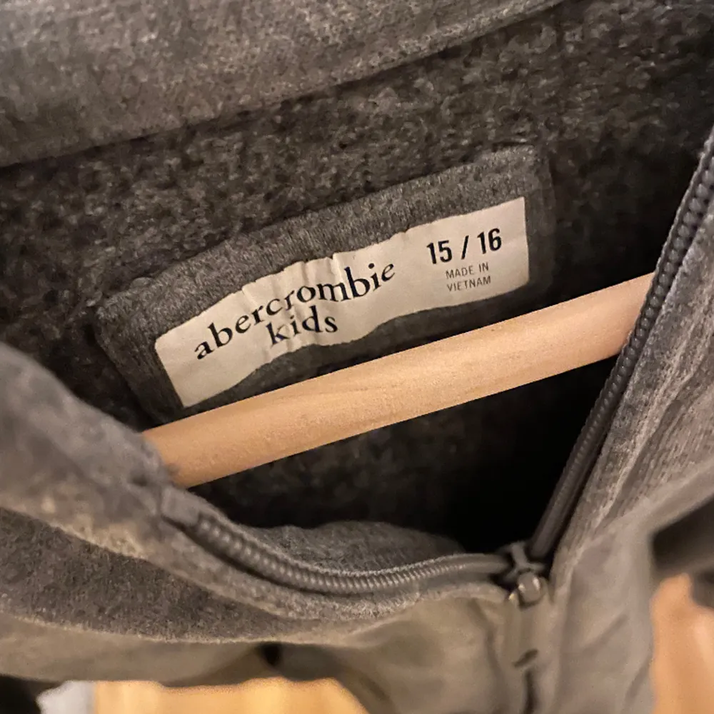Abercrombie zip tröja i grå färg. Köpt på kidsbrandstore för länge sen. Använd men inga finns inga skador eller hål. Säljer för att tröjan ej används längre  Kolla min profil för bra deal på två st för 300( en grå och en blå). Hoodies.
