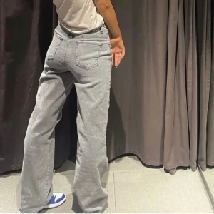 Helt nya jeans -  Ett par helt nya gråa jeans från madlady, prislappen finns kvar. storlek 34 helt oanvända. Nypris 600 kr