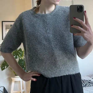 Kortärmad stickad tröja  - Stickad tröja med kort ärm. 