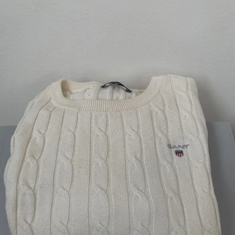Gant tröja perfekt för tjejer. Storlek S och bra skick. Nya pris 1299 - Pris för 300kr.. Tröjor & Koftor.