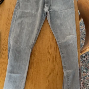 Gråa acne jeans 32/34  - Snygga acnejeans i smalare passform i storlek 32/34 Material: bomull 