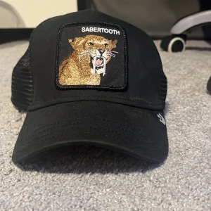 SABERTOOTH Keps - Använd vid fåtal tillfällen och är i gott skick