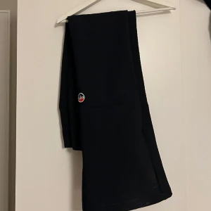 Fusalp skidbyxor - Galet snygga skal/skidbyxor från underbara skidmärket fulsalp. Man går generellt alltid upp i strl då de är väldigt små i storlekarna. Har strl 40 i dessa men passar en 36/38. Använda under 2 veckor i Åre men helt intakta. Nypris 4.150kr