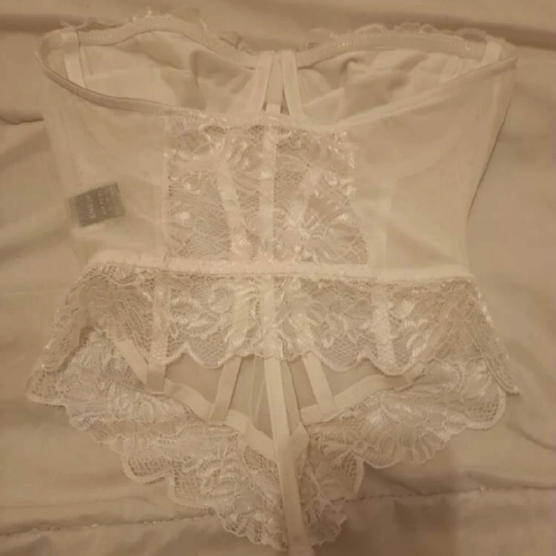 vit spetskorsett i storlek S - 90