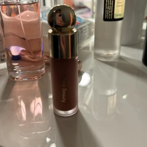 Blush - Rare beauty blush i färgen believe. Använd fåtal gånger då jag råkade köpa i fel färg. Köptes för 369. Kontakta på dm för bättre bild på färgen❤️