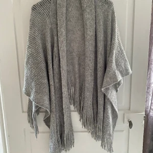 Poncho  - Varm och go poncho i fint skick! 