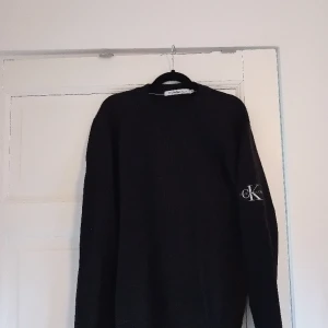 Calvin klein kläder - 1 st waffle badge storlek s 300 kr  1 st t-shirt big print storlek m 250 kr