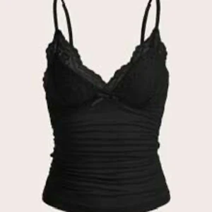 Spetslinne - Superfint linne med spets, sitter fint och tajt i midjan. Endast använd 1-2 ggr. Fråga för fler bilder🥰