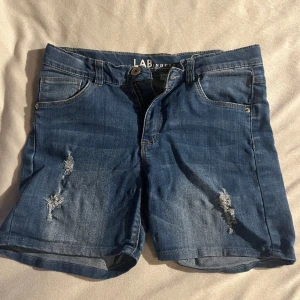 Sköna jeansshorts - Jeans shorts som legat I min garderob jättelänge, därav storleken 💀