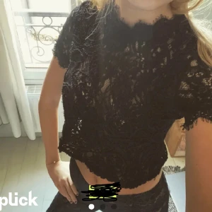 Spets tshirt - Säljer denna jätte fina spets T-shirten då den inte kommer till användning, den är köpt här på Plick. Perfekt att ha till fest eller nyår. Inga defekter.