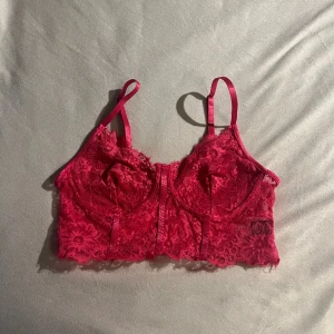 Crop top  - En crop top från SHEIN som jag köpte inför Rhodos resa men använde aldrig 🥲 