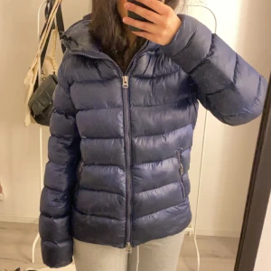 North Sails blå Vinterjacka - Trendig jättevarm vinterjacka! Köpt för 2000kr, men säljer pågrund av att den är lite för stor. Inga defekter på jackan. Skriv för fler bilder eller frågor 🤗